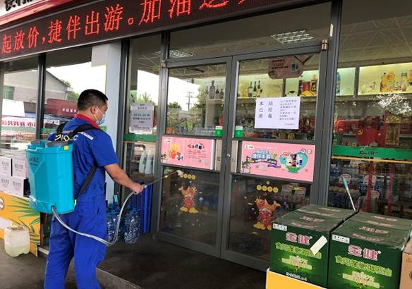 湖南石油第一時(shí)間安排向張家界運送防疫及民生物資，物資通過(guò)多種渠道順利送抵。自7月下旬以來(lái)，張家界石油一邊落實(shí)地方防疫政策，一邊抓好民生保供，全市近50座加油站全部營(yíng)業(yè)，40余座易捷便利店商品供應不打烊，全線(xiàn)抗疫保民生，全力以赴助力打贏(yíng)疫情防控阻擊戰。